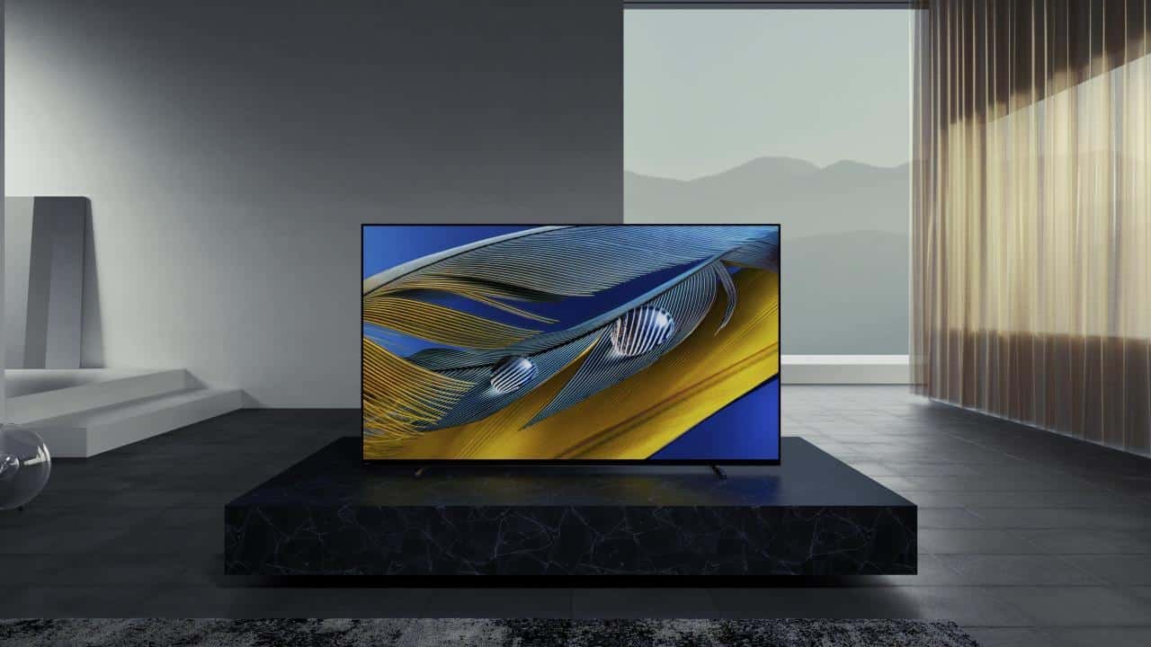 TV Sony A80J OLED 4K su un tavolo nero in una stanza grigia