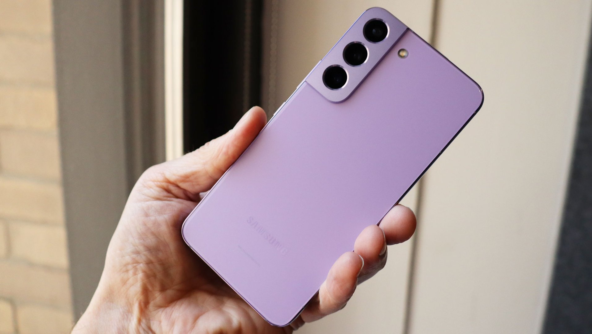 Samsung Galaxy S22 Purple Box Handheld
