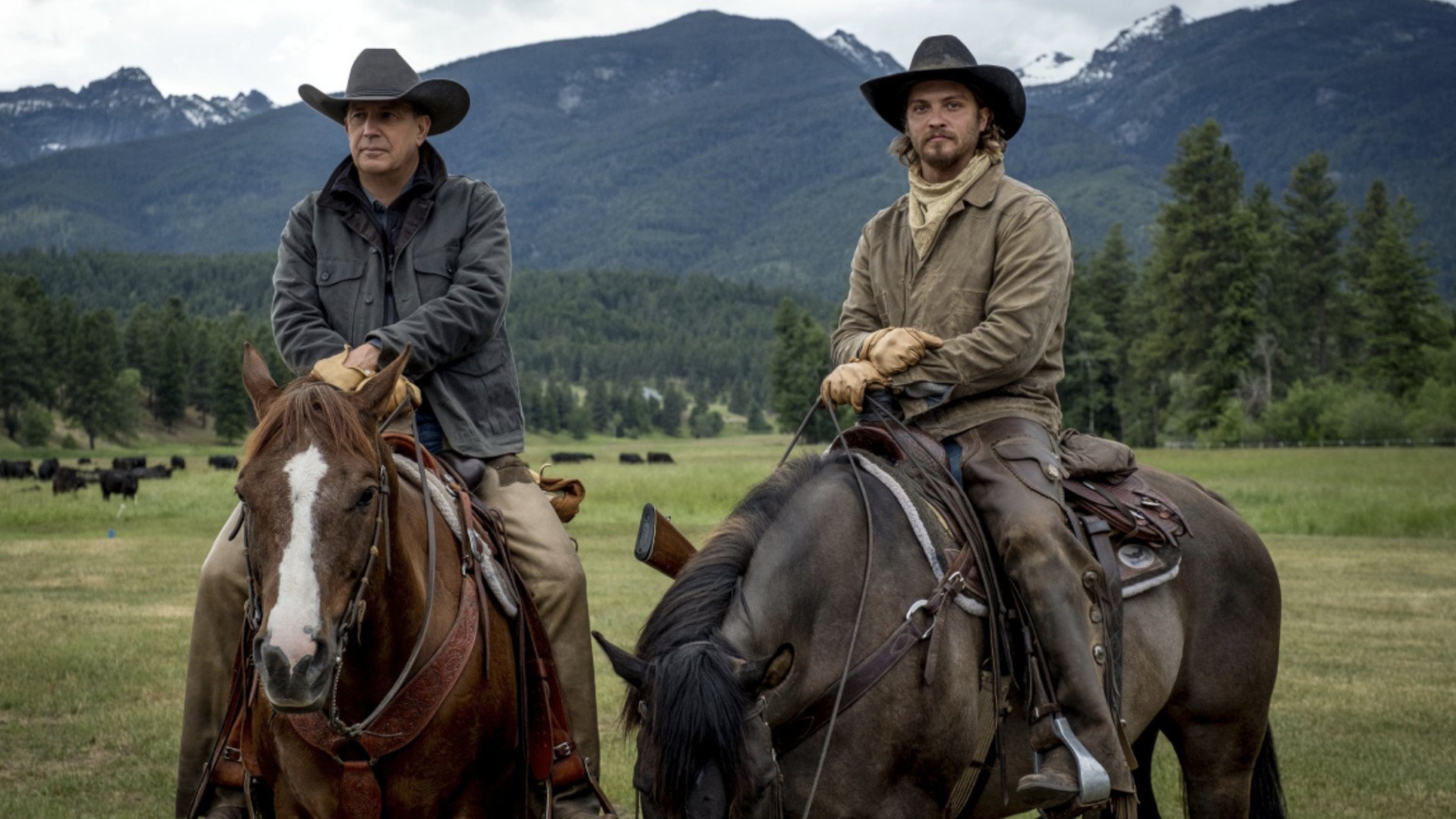 Dos vaqueros sentados en sus caballos en Yellowstone temporada 5 episodio 3