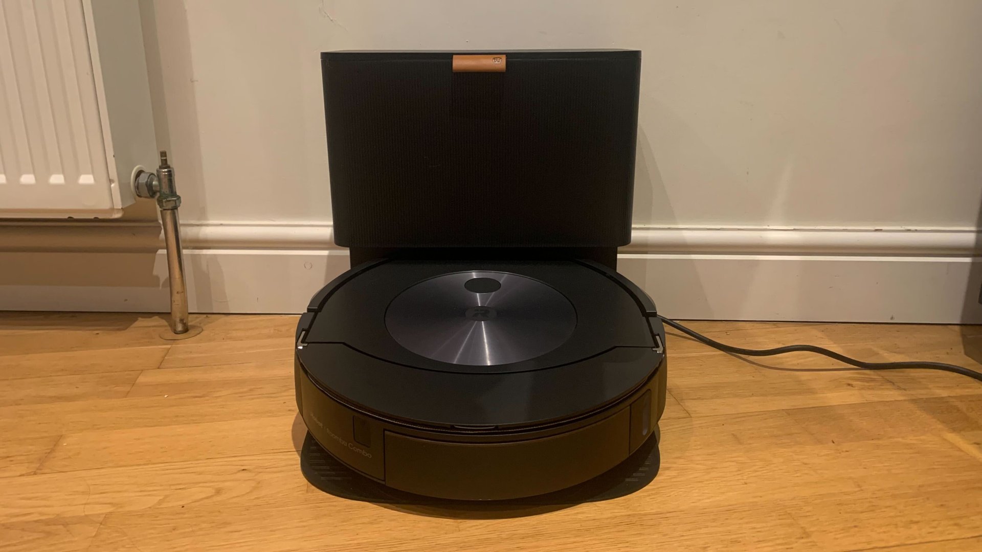 El iRobot Roomba Combo j7+ sentado en su base