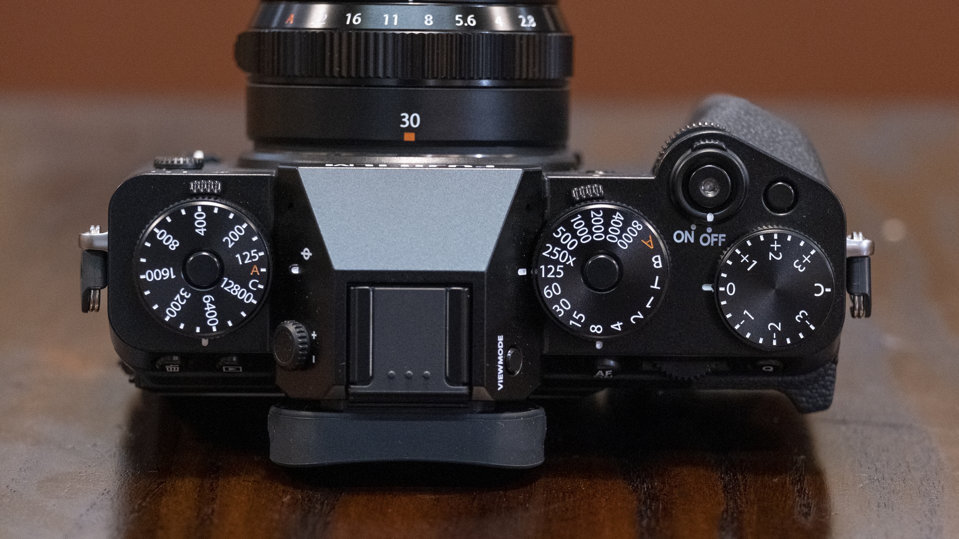 Камера Fujifilm X-T5 на столе