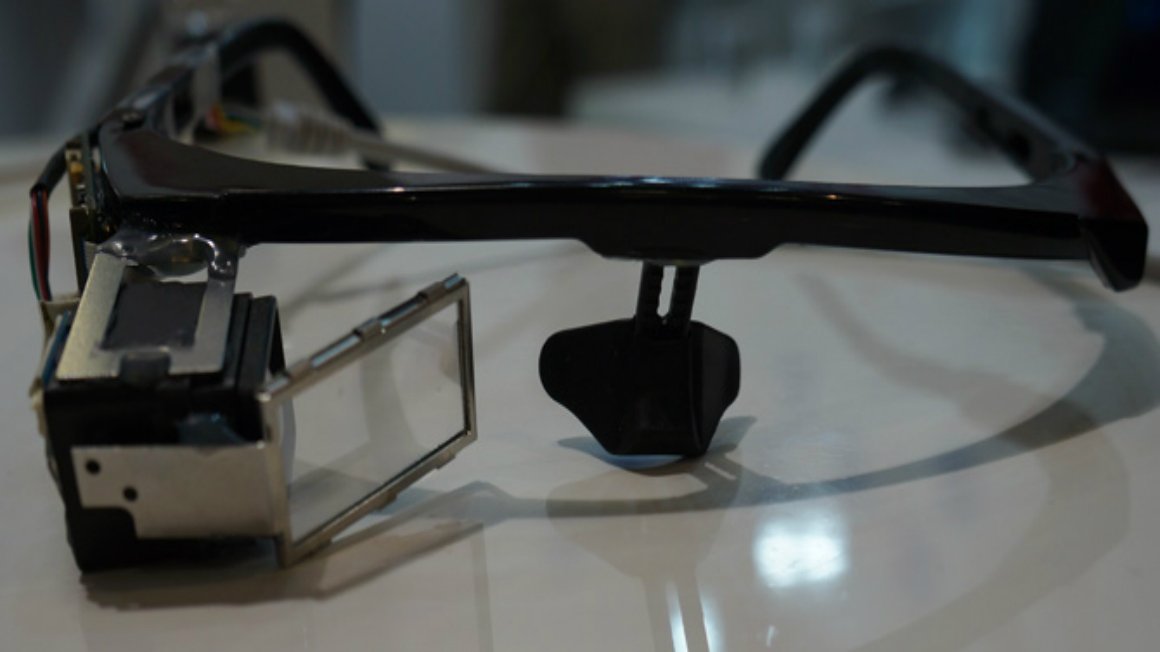¿Deberia Google Glass empezar a preocuparse por su rival mas