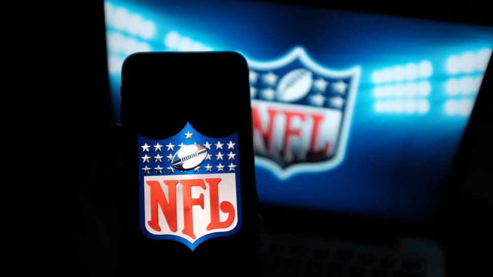 Logotipo de la NFL en el teléfono y el fondo.