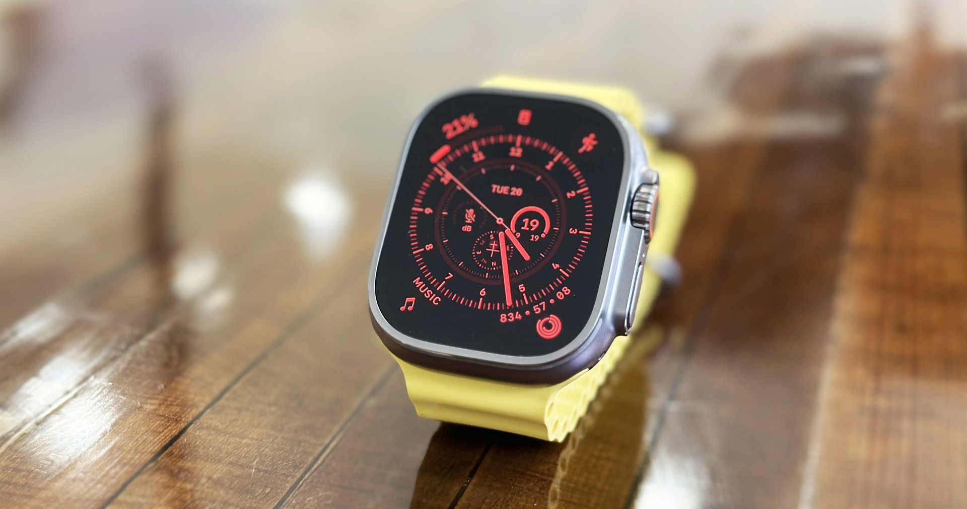 Apple Watch Ultra w użytku na nadgarstku i komputerze stacjonarnym