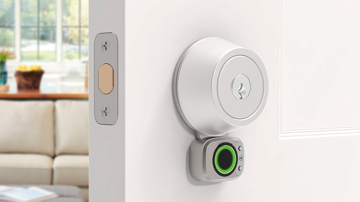 Lockly Flex Touch Pro smart lås på en vit dörr