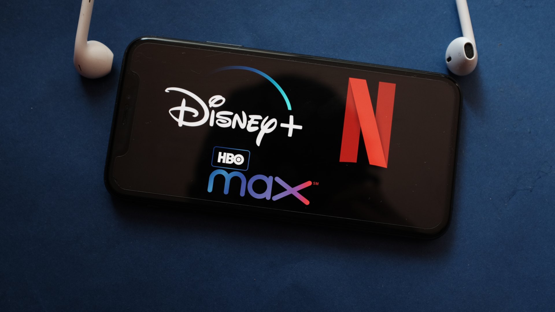 Logotyper för stora streamingtjänster ses på skärmen på en iPhone