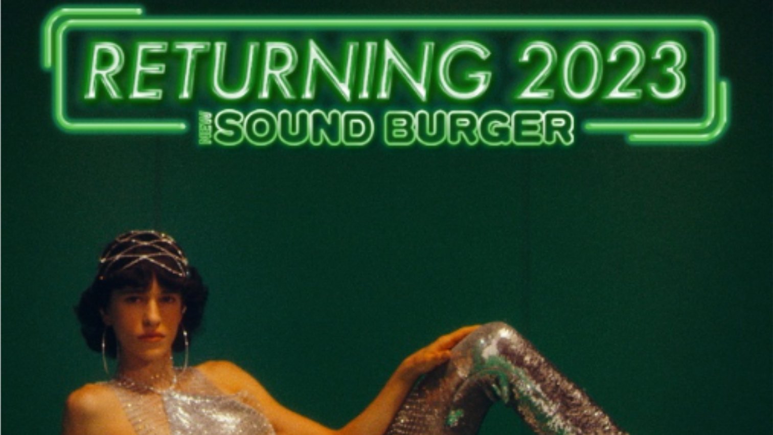 Audio-Technica Sound Burger написан неоново-зеленым цветом, внизу позирует модель.