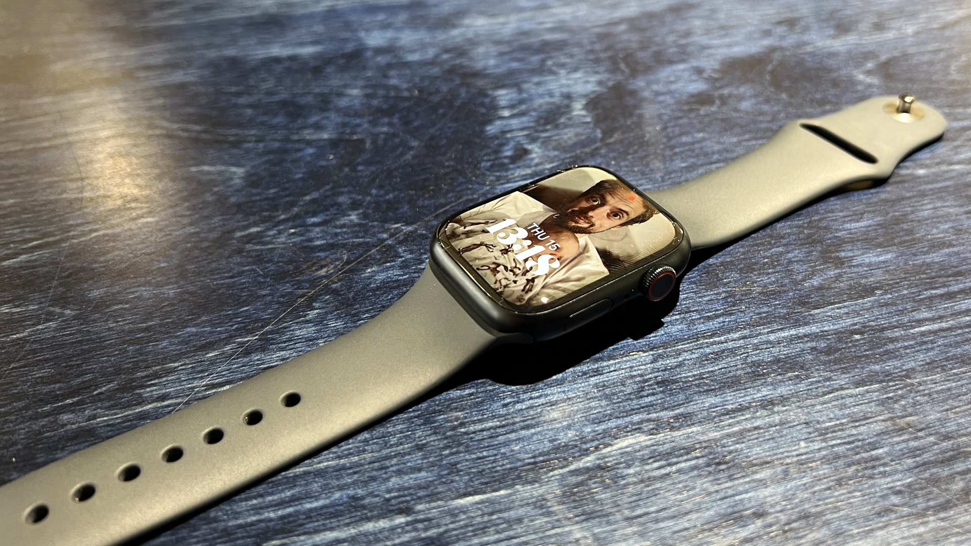 Apple Watch 8 på ett blått skrivbord