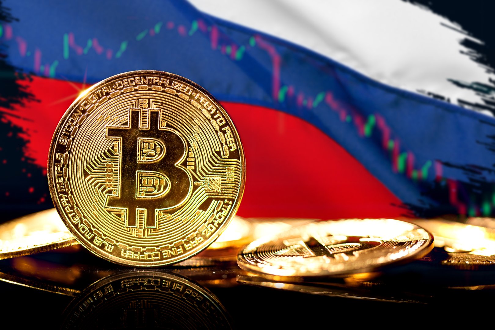 Representaciones artísticas de un token de Bitcoin, sobre un fondo de la bandera rusa y un gráfico de líneas.