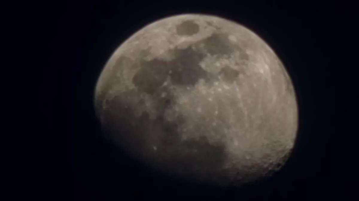 Ein Foto des Mondes, das mit einem Samsung Galaxy S23-Telefon aufgenommen wurde