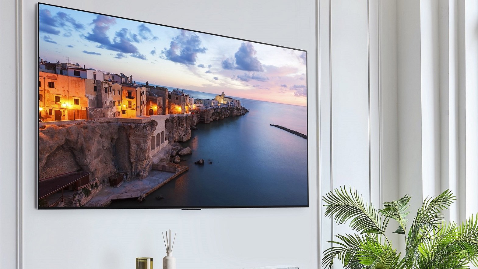 Панельный OLED-телевизор LG G3 висит на стене в гостиной.